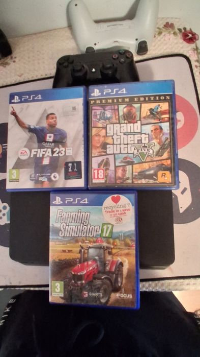 Vând ps 4+2 console si 3 jocuri