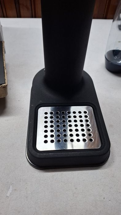Машина за газирана вода Aarke Carbonator 3, матово черно.