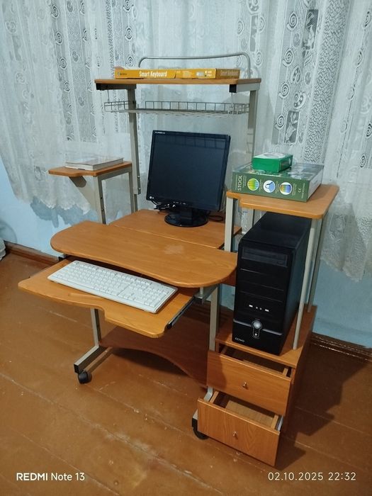 Компьютерный стол с надстройкой и полкой для системного блока !