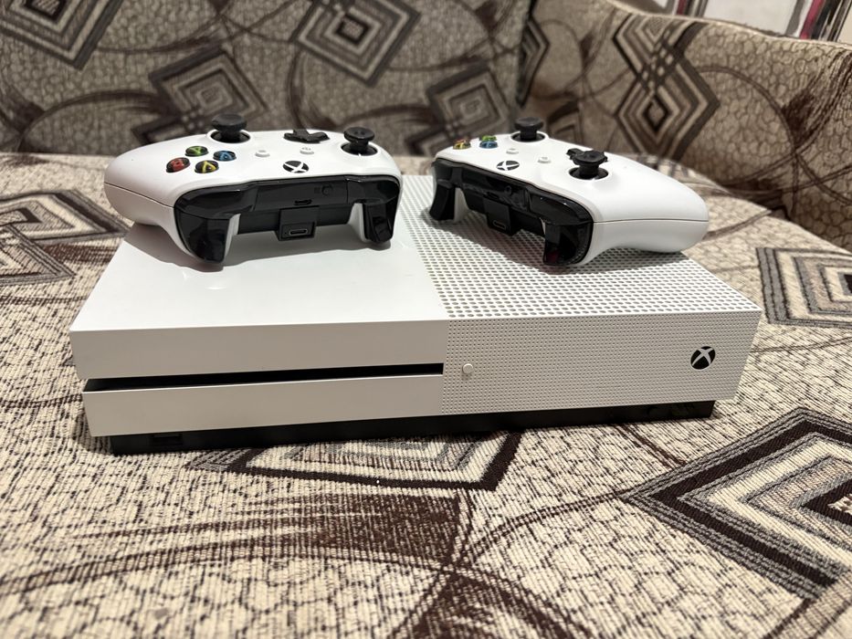 Xbox One + 2 Manete + Borsetă cu peste 20 de Jocuri