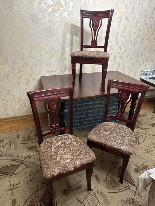 Стол со стульями