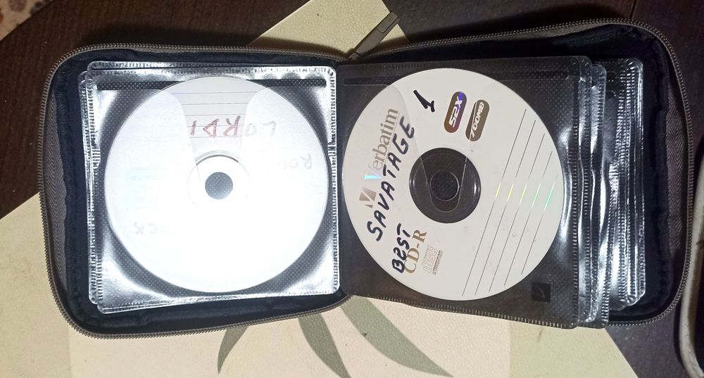 Продавам 70 бр   за фенове на CD с музика mp3  Rock & Heavy metal   3 евро /160  евро
