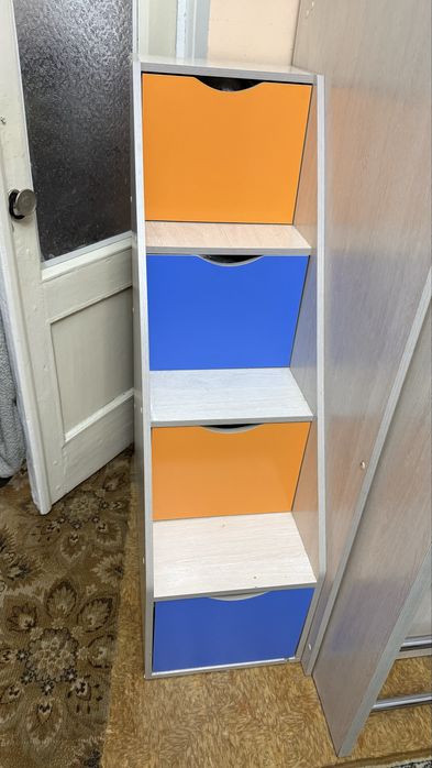 Кровать-чердак со столом и лестницей с ящиками