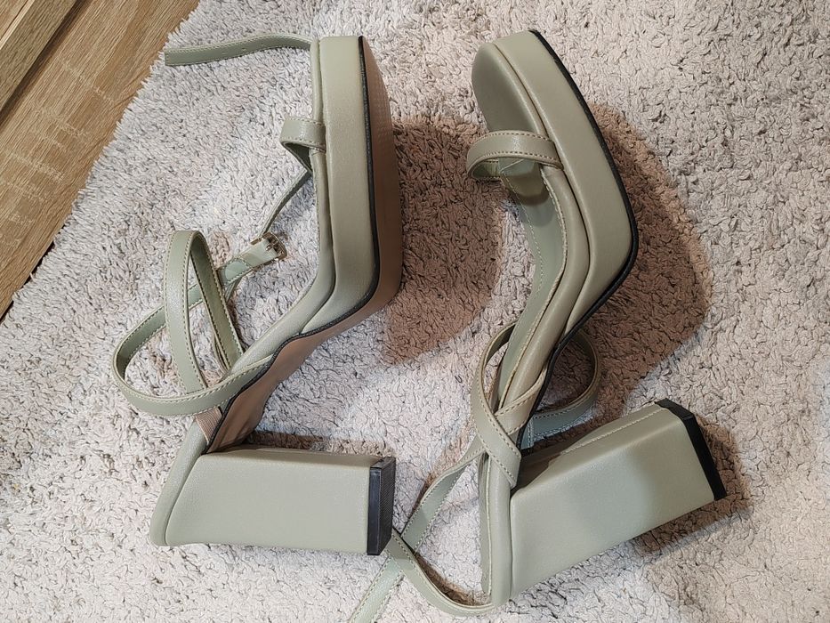 Sandale cu toc patrat înalt