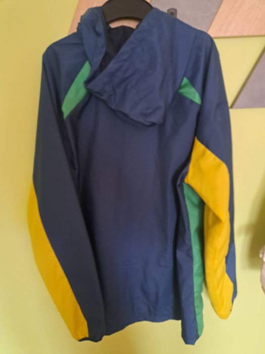 Продавам оригинална ветровка на nike brazil.