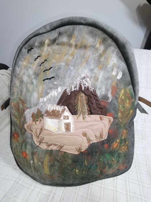 Ръчно изработена арт раница „Планински дом“ — текстилна мини картина