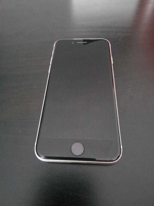 iPhone SE Gen. 2, 64GB White – Funcțional 100% / Spate crăpat