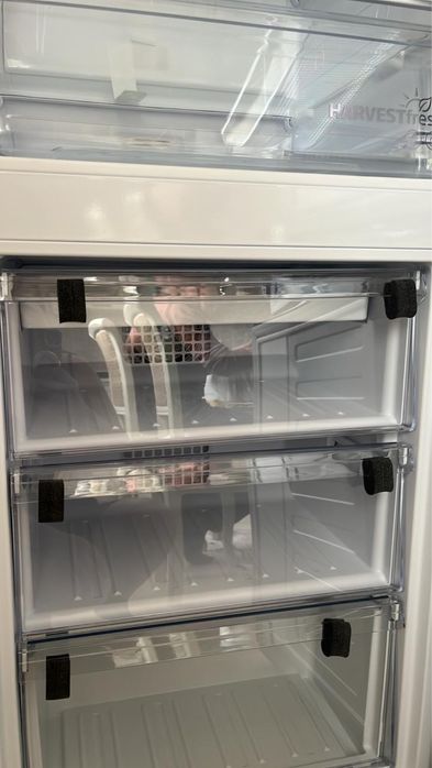 серебристый двухкамерный холодильник Beko