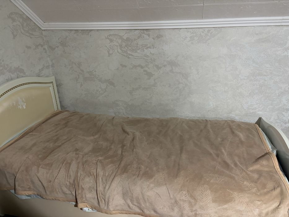 Продам кровать с матрасом,торг уместен