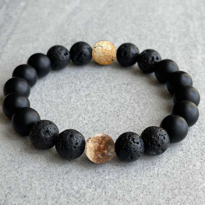 Подарочный мужской браслет из натурального камня в крафтовой упаковке.