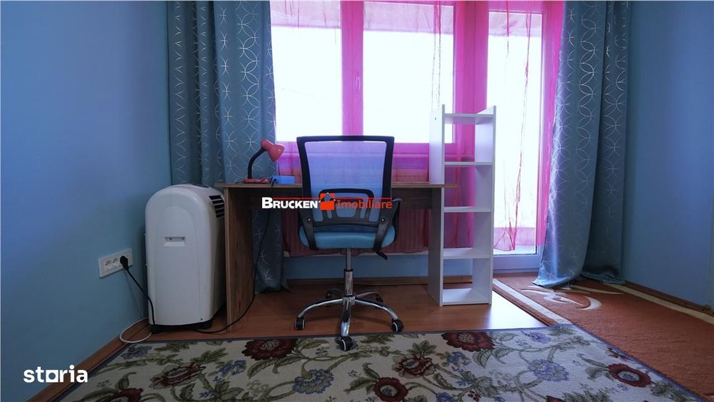 Apartament cu terasa, curte si parcare, intr-o zona linistita de case