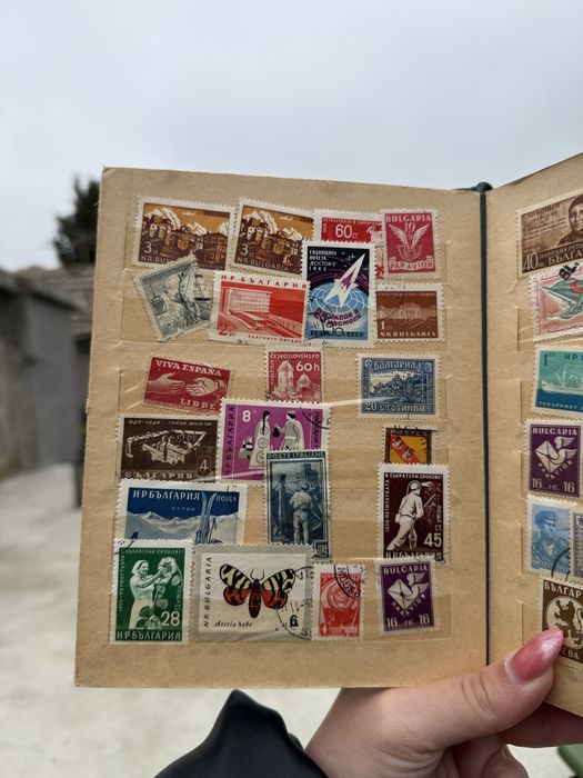 Малък класьор с различни пощенски марки