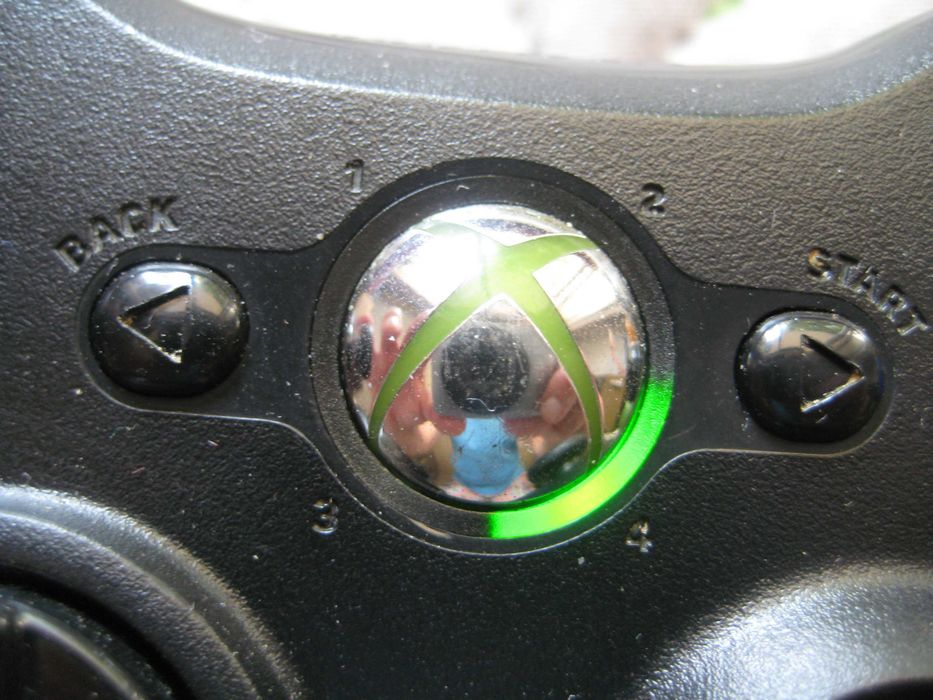 Продавам оригинален контролер за XBOX 360