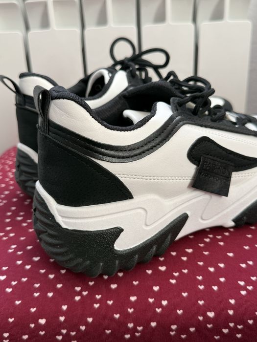 Продам кроссовки размер 39