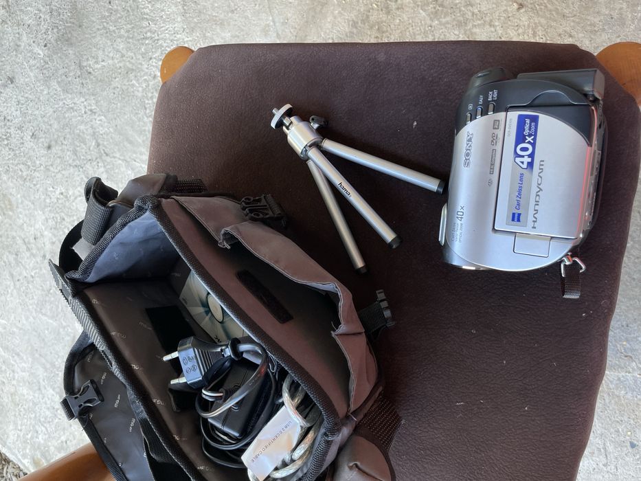 Cameră video Sony Handycam DCR-DVD106 + Geantă, Trepied și Cabluri