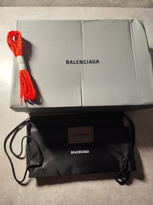 Balenciaga runner red