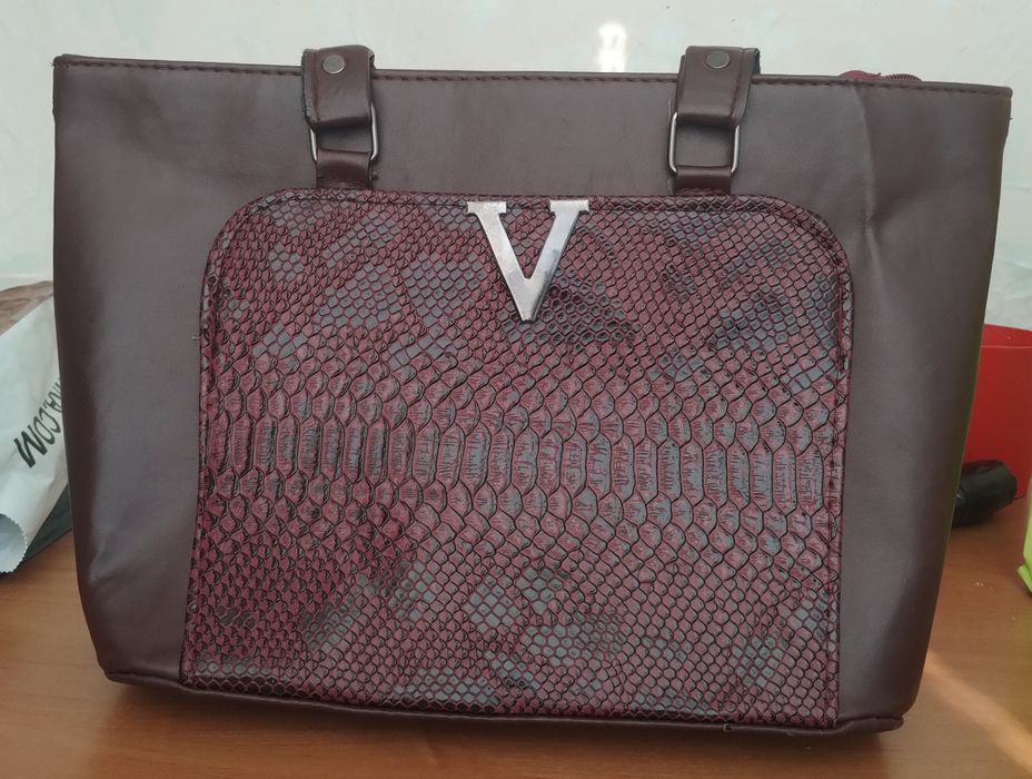 Дамска чанта с къси дръжки