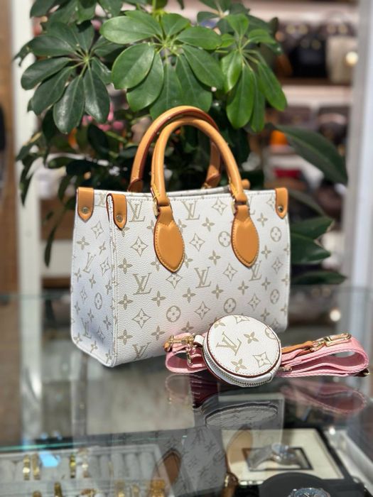 Geanta Louis Vuitton Noua !!! Dimensiuni 25/20 !!!