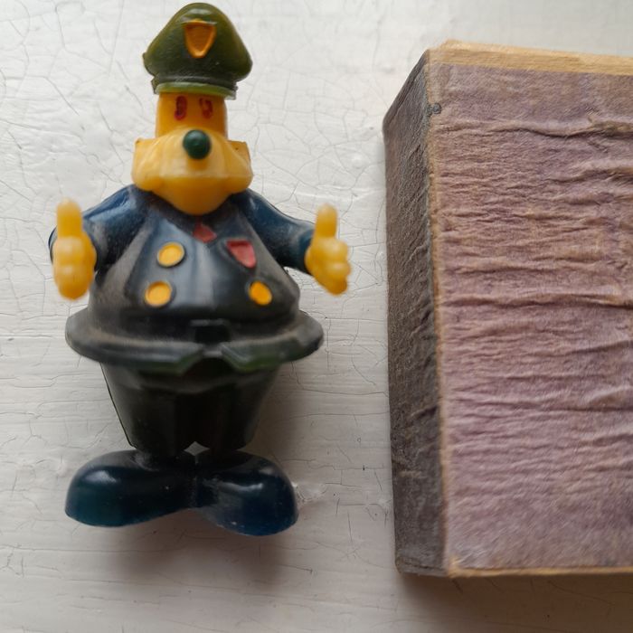 Гуфи полисмен пластмасса гдр