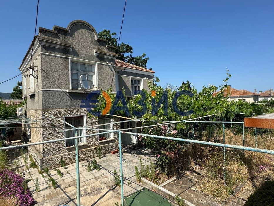 Двуетажна къща в с. Гълъбец на парцел 730 кв м, Общ. Поморие, обл.