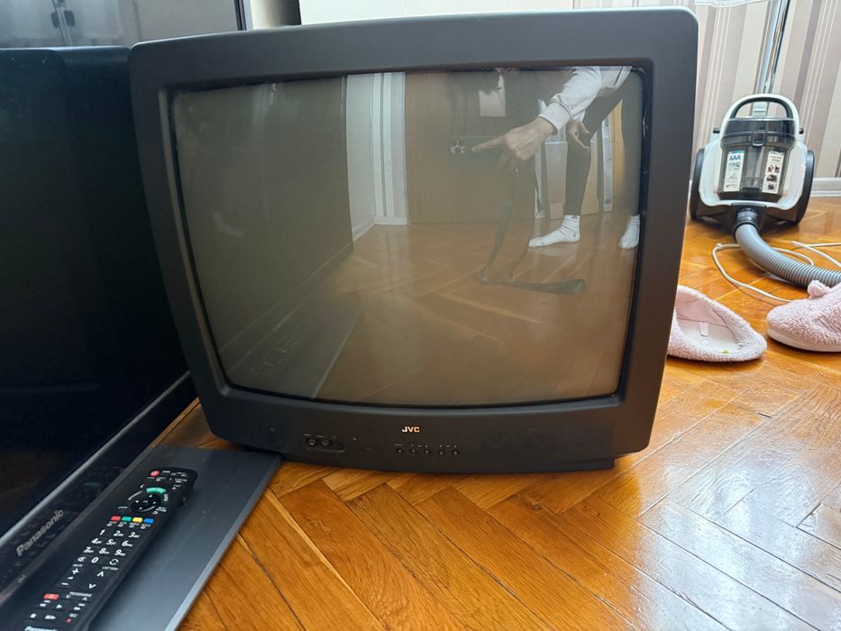 Продавам ретро работещ телевизор JVC 20” CRT телевизор (C-FT20EBU)
