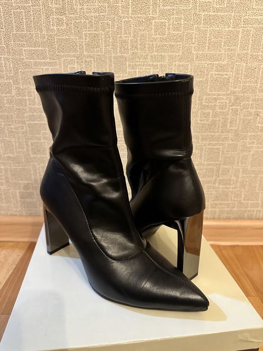 черный ботельион с кзким носом