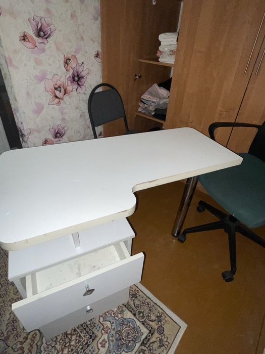 Маникюрный стол 10000