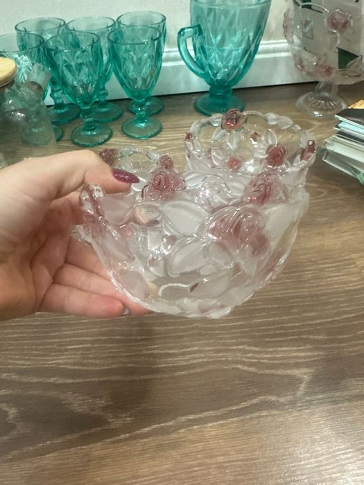 Продаётся посуда и одежда