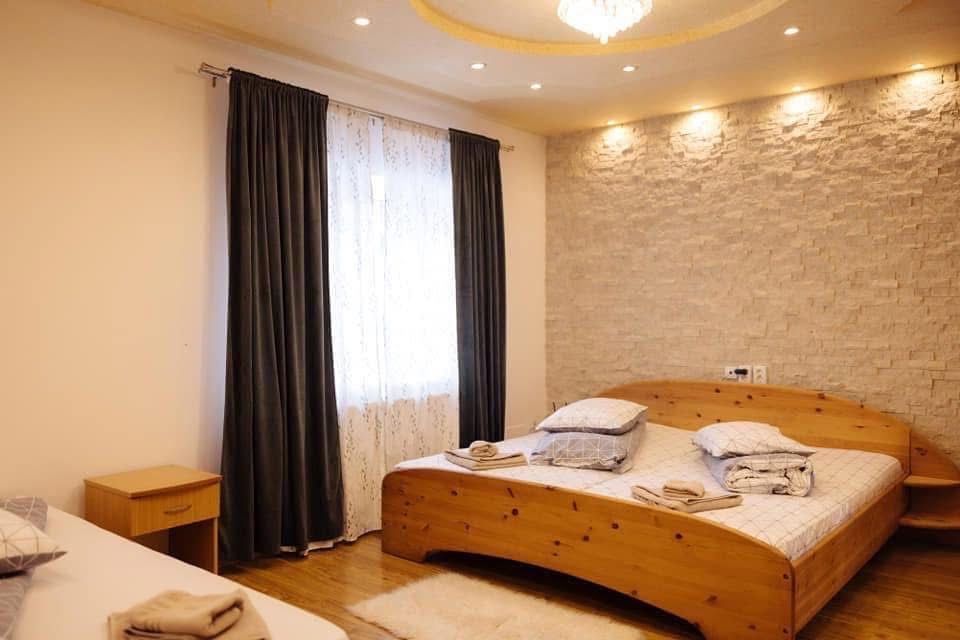 Casă spațioasă 6 dormitoare + casă tip A-Frame în