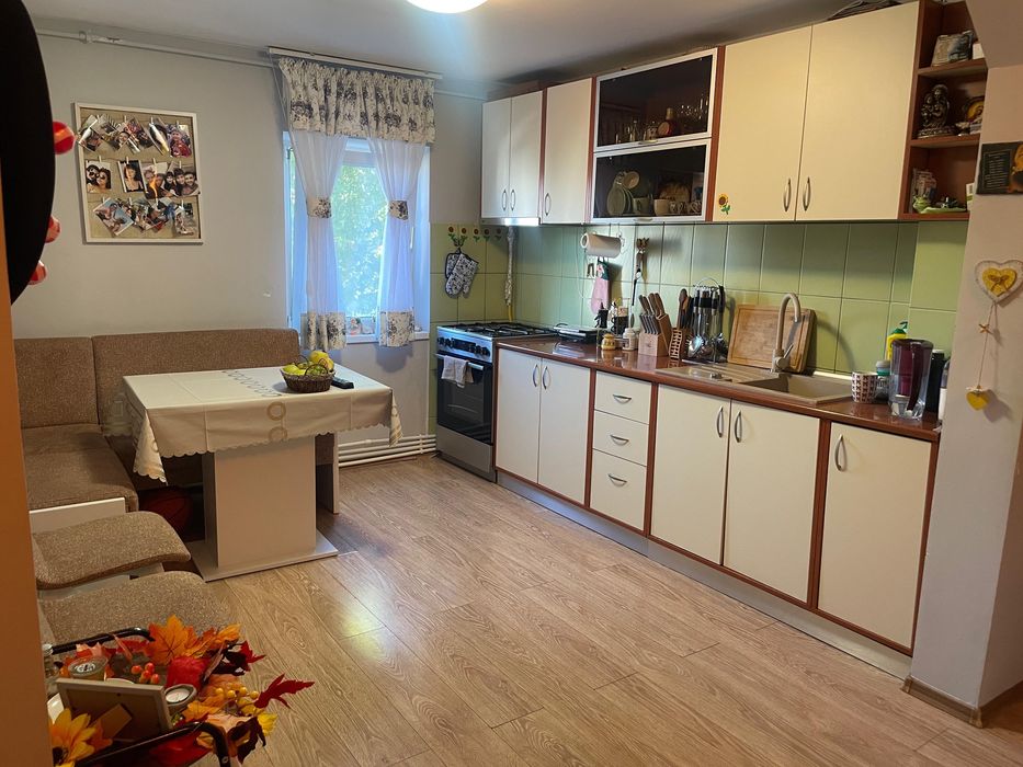 vand apartament cu 2 camere, etaj 3