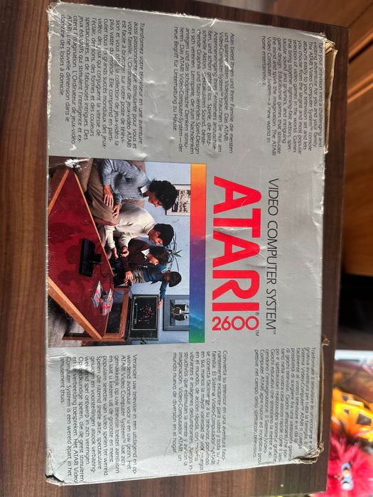 Конзола Atari 2600 с оригинална кутия.