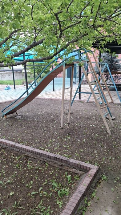 Продам детскую качелю и горку.