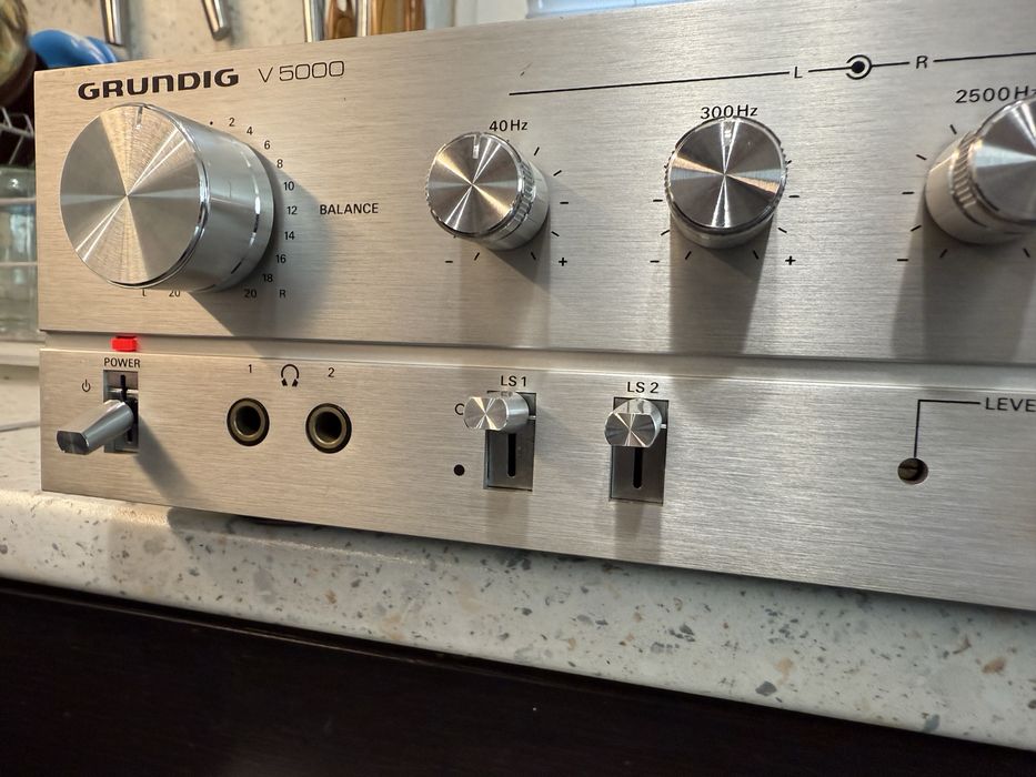 Grunding V5000 Качествен стерео усилвател