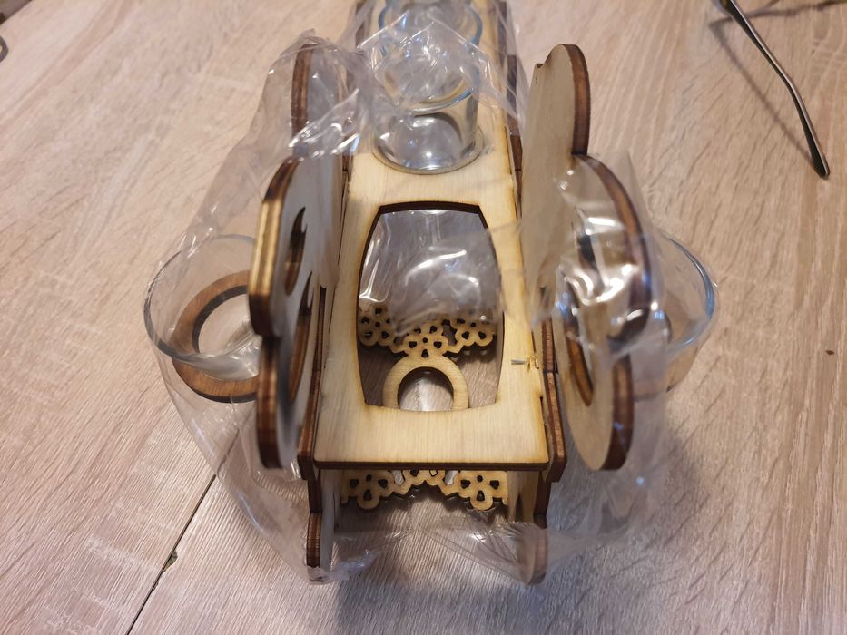 Suport iepuraș din lemn cu pahare pentru sticlă