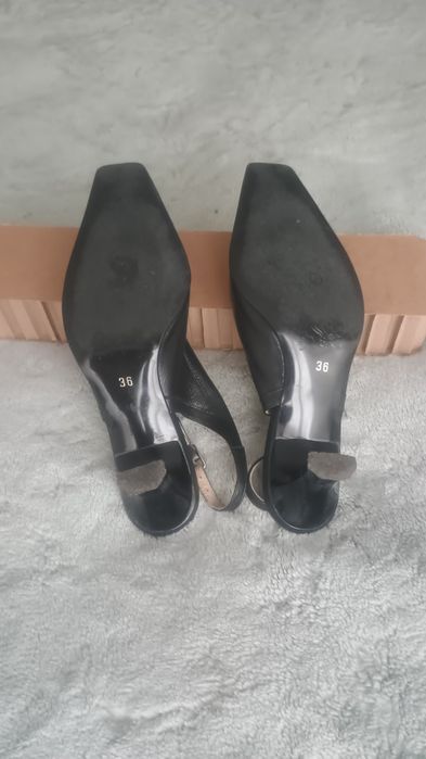 Pantofi negri cu baretă ,damă.