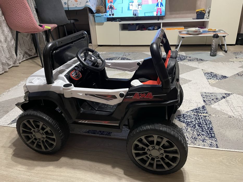 Электромобиль с пультом управления