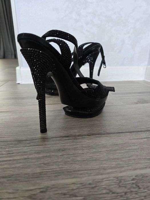 Продам босоножки