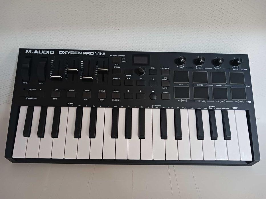 MIDI Синтезатор Oxygen pro mini 32 клавиша