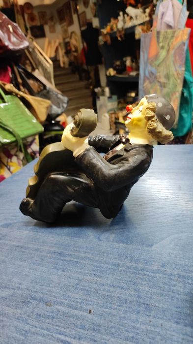 Смешен клоун музикант