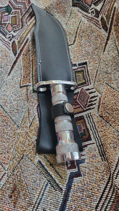 Продавам нож  с къния