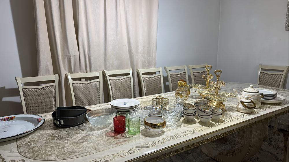 Стол 3 метра со 12 стульями 200000 тг