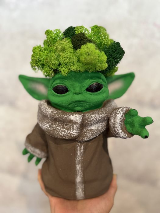 Baby Yoda decorat cu licheni