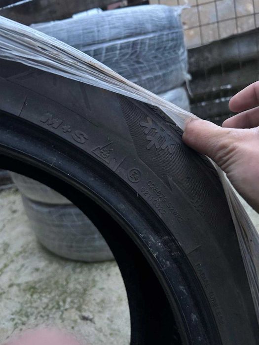 Vând cauciucuri 256/45R20