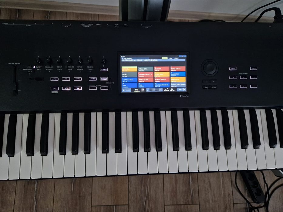 Vând orga Korg Nautilus 73 work station, cu stativ și husă