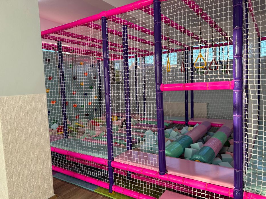 Loc de Joacă modular interior cu obstacole și trambulină-stare f bună