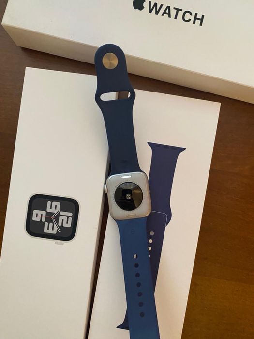 Продаю Apple Watch SE 2