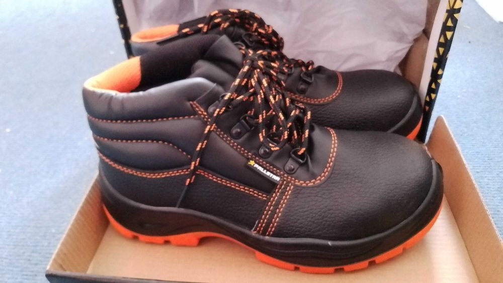 НОВИ работни/туристически обувки боти 38 номер