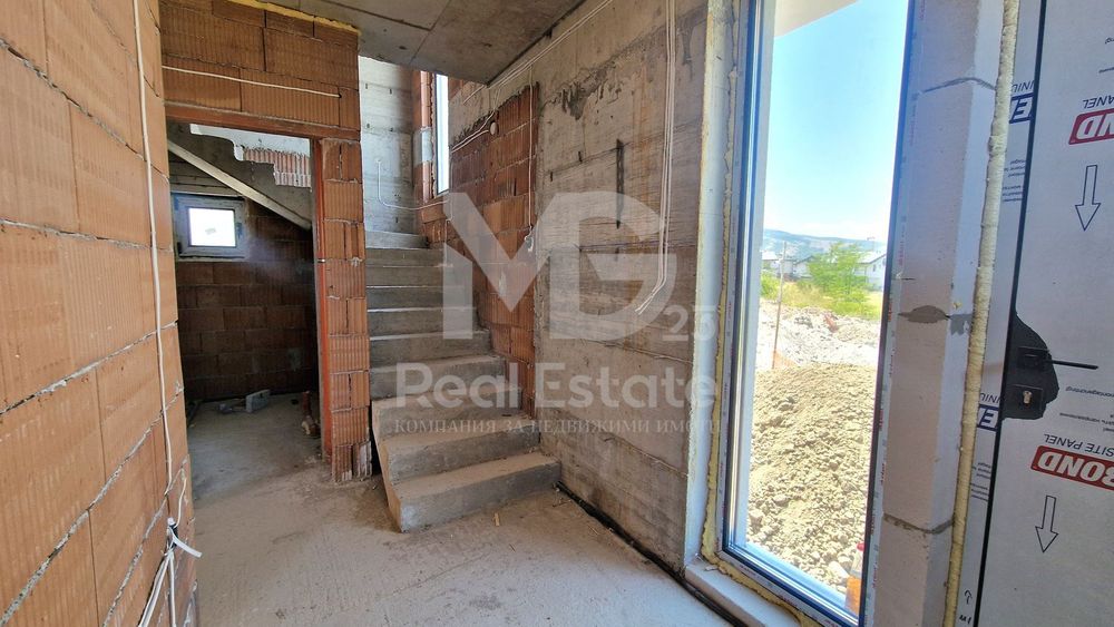 Двуетажна къща с ТРИ СПАЛНИ, завършена до ключ в Марково!