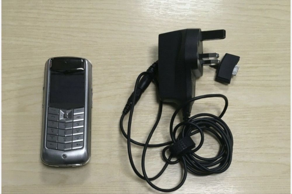 Отличен Vertu Constellation.