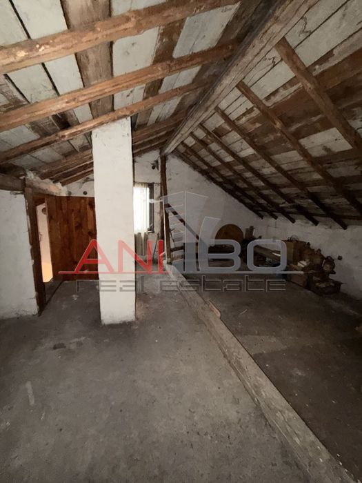 Къща в София, област-с.Говедарци площ 200 цена 180000